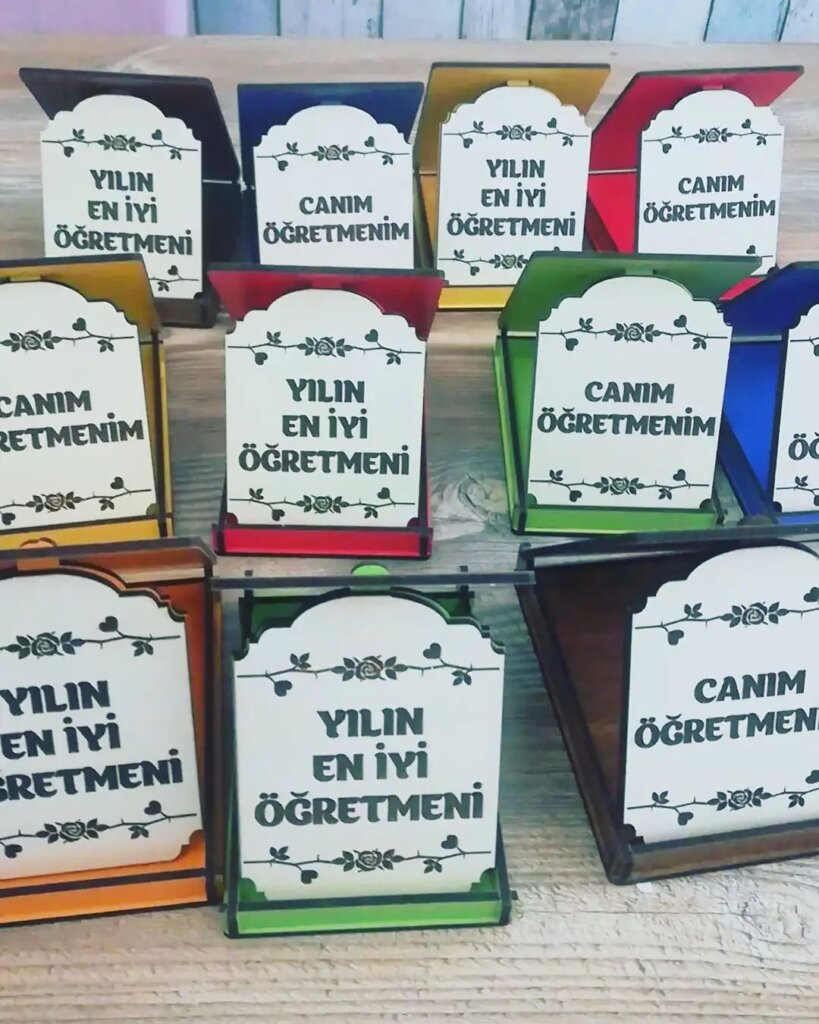 Öğretmenler Günü İçin İsme Özel Yılın En İyi Öğretmeni Plaketleri min